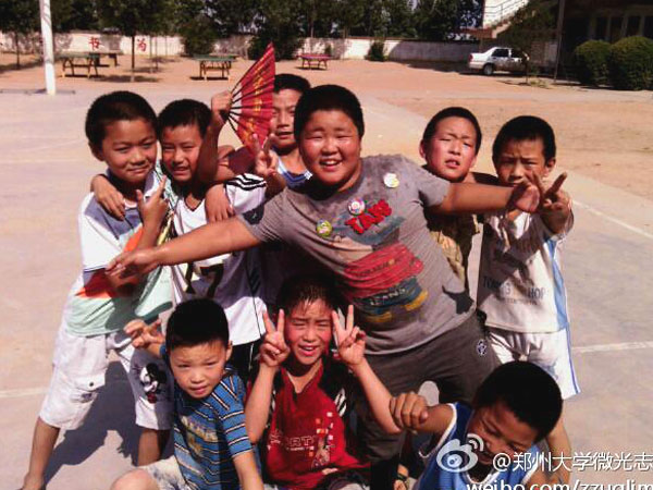 7��17������(y��ng)�ƻ��s�Q���������(y��ng)�����ٿh�R��ƺ�l(xi��ng)��?j��ng)_С�W(xu��)��ȭ��С�(du��)�T����Ȼ�����ڵ��ž������������ڞ��������ݴ�W(xu��)��΢�⡱־Ը�߈F(tu��n)�(du��)�e�k�ĵ���ˇ�R������(zh��n)����