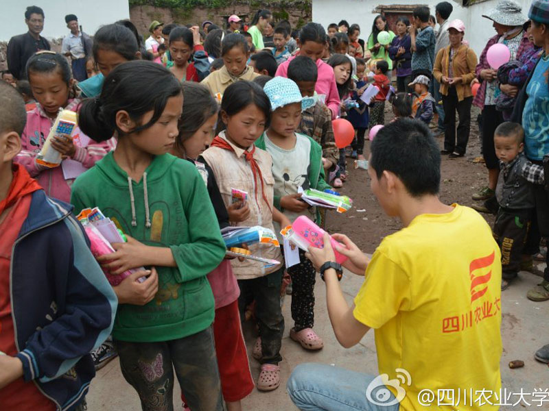 7��28������(j��ng)�v��2��(g��)��С�r(sh��)��ɽ·���Ĵ��r(n��ng)�I(y��)��W(xu��)����·�(y��ng)�⡱�F(tu��n)�(du��)�I���Đ������Y���(du��)�T�ʹ���Ĺ�ͬŬ�����\(y��n)���˴���K���͵��˺��ӂ���������