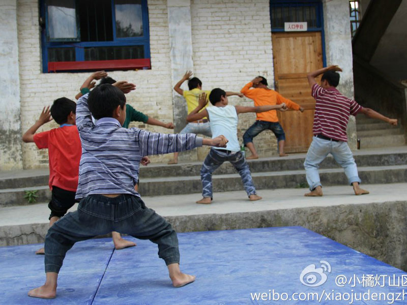 7��31�գ���С�ٟ���ɽ�^(q��)���W(xu��)����֧���(du��)��ǭ����ؑ�S�h�����l(xi��ng)����С�W(xu��)����20���֧�̻��(d��ng)�����Y(ji��)���������������ҵ�Ͷ�뵽����ˇ�R�ݵĜ�(zh��n)���A�����D�麢�ӂ�?c��)ڞ�R���u(m��i)�����ž���