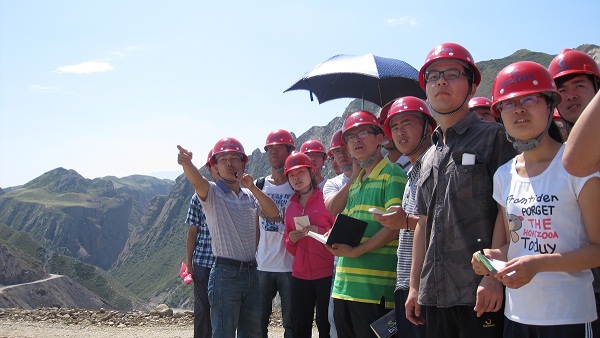 7��9����ʯ���Ӵ�W(xu��)��������顱�F(tu��n)�(du��)�ڶ���ǰ����˹����ˮ���м~��������(sh��)���{(di��o)�п�˹����ˮ���м~���̵ĵ��|(zh��)��r���D���(du��)�T��?c��)��J(r��n)�� (t��ng)ȡ�����ώ����v����