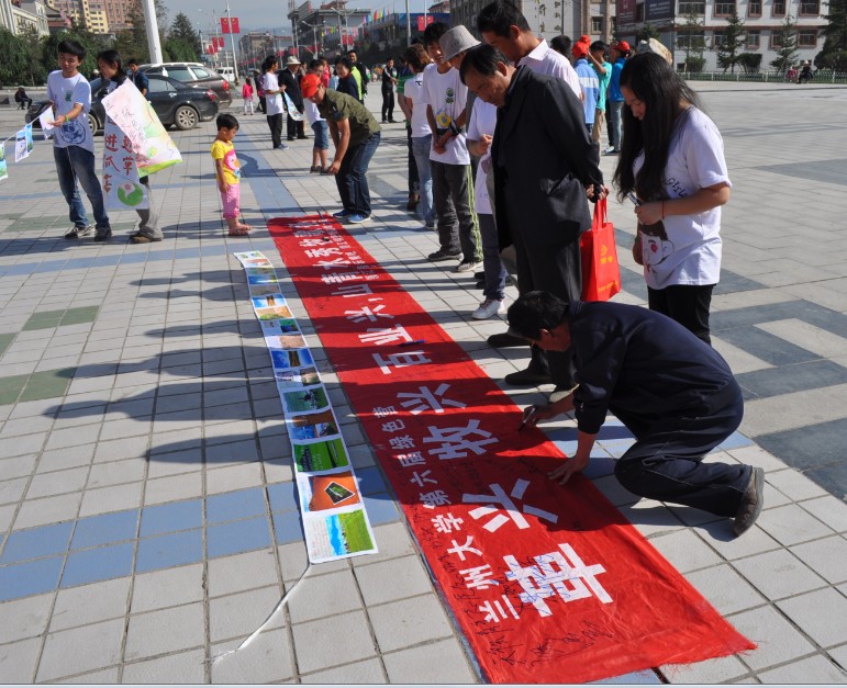 7��19�����m�ݴ�W(xu��)�����þGɫ�I(y��ng)����ף�������οh�����V��(ch��ng)���չ�_���_�I(y��ng)�xʽ���I(y��ng)�T��ͨ�^�·f�����w����(b��o)�͈DƬ���ڏV��(ch��ng)�������������S��������P(gu��n)ע�c�v�����D�������ڗl�����������Լ��ĺ����͸�����