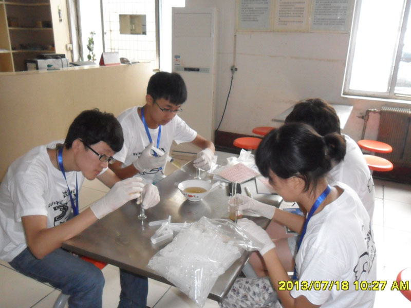 7��27�������ϴ�W(xu��)���YԴ�ɡ�����������`��꠵��_(d��)��һ�����`�ء����ĳǡ�꠆T���R��ͣ��ǰ����һ��ȡ���c�M(j��n)��ȡ�ӹ������D��꠆T���ڌ�200ml�Ę�Ʒ�b�M(j��n)20��С������ԇ��ƿ�С�