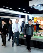 晉江城市展館　　晉江城市展館大樓位于世紀(jì)大道西側(cè)，于2004年12月動(dòng)工建設(shè)，地上四層、地下一層，總建筑面積為18645平方米，項(xiàng)目總投資為7500萬元。