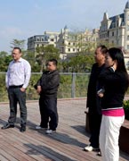 網(wǎng)友參觀晉陽湖　　晉陽湖項(xiàng)目原投資計(jì)劃為2.2億元，區(qū)域內(nèi)五座橋?yàn)榫坝^橋。為完善其功能，強(qiáng)化景觀提升效果，對部分項(xiàng)目進(jìn)行了優(yōu)化、提升，包括將區(qū)域內(nèi)五座景觀橋改為市政橋并新增兩座市政橋。