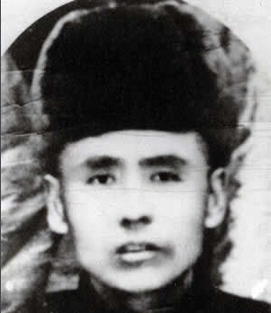 ���F÷��1893��1934�����������|����Ϫ��1931��10����Ѯ�����F÷�������|�������l(w��i)܊�����ڵ��|���P����ᶎr���f��һ����ӡ�1932��3�����|���񱊿��վȇ���ί�����F÷��|�����x��܊��28·܊˾����1934��5��30���������F÷����͢�o���I(l��ng)�Ăα��°���꠲��@��1934��9��28��ҹ�����F÷����܊�ٰ�񽵟oЧ�±�������1935�깲�a(ch��n)�h�l(f��)���ġ���һ���ԡ������Q���ǡ���ȇ������|������Ӣ�ۡ���1988�걻׷�J(r��n)�������ʿ��2014��9��1���������������������ĵ�һ��300����������Ӣ�Һ�Ӣ��Ⱥ�w�����