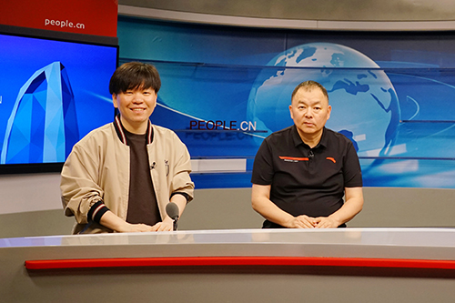 電影頻道節(jié)目中心副總編輯王平久（右）、音樂制作人常石磊（左）做客人民網(wǎng)。人民網(wǎng)記者 皇甫萬里 攝