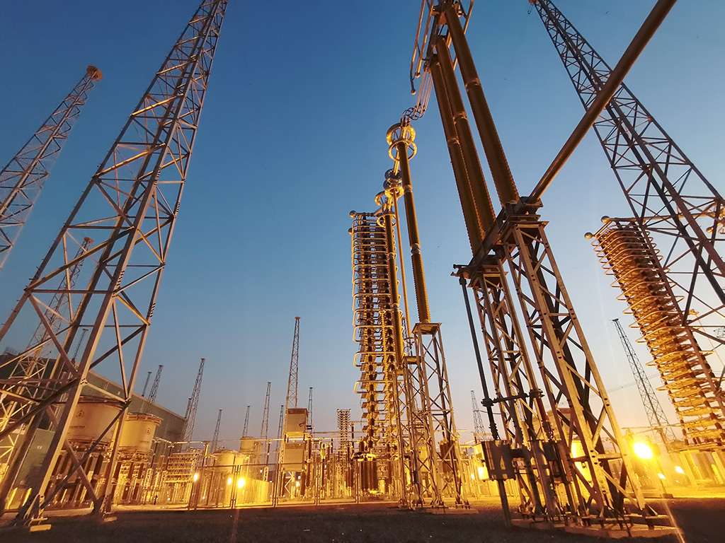 ±660kV巴基斯坦默蒂亞里-拉合爾（默拉）直流輸電項目拉合換流站夜景。（國家電網(wǎng)供圖）