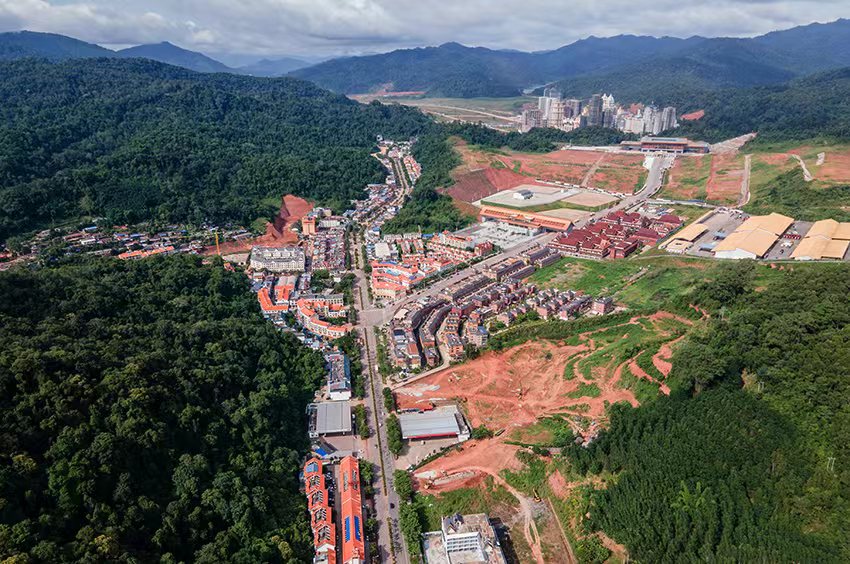 磨憨口岸俯瞰，右前方高層白色建筑群為老撾境內。人民網(wǎng)記者 符皓攝