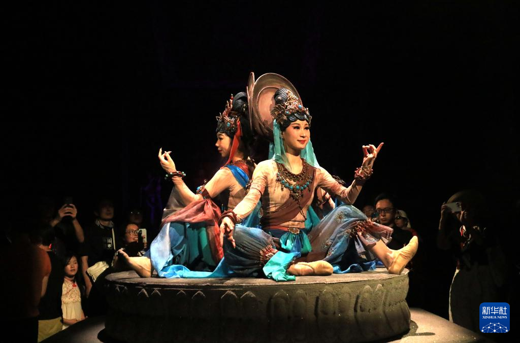 8月5日晚，游客在甘肅省敦煌市觀(guān)看大型洞窟式沉浸體驗(yàn)劇《樂(lè)動(dòng)敦煌》。 新華社發(fā)（張曉亮 攝）