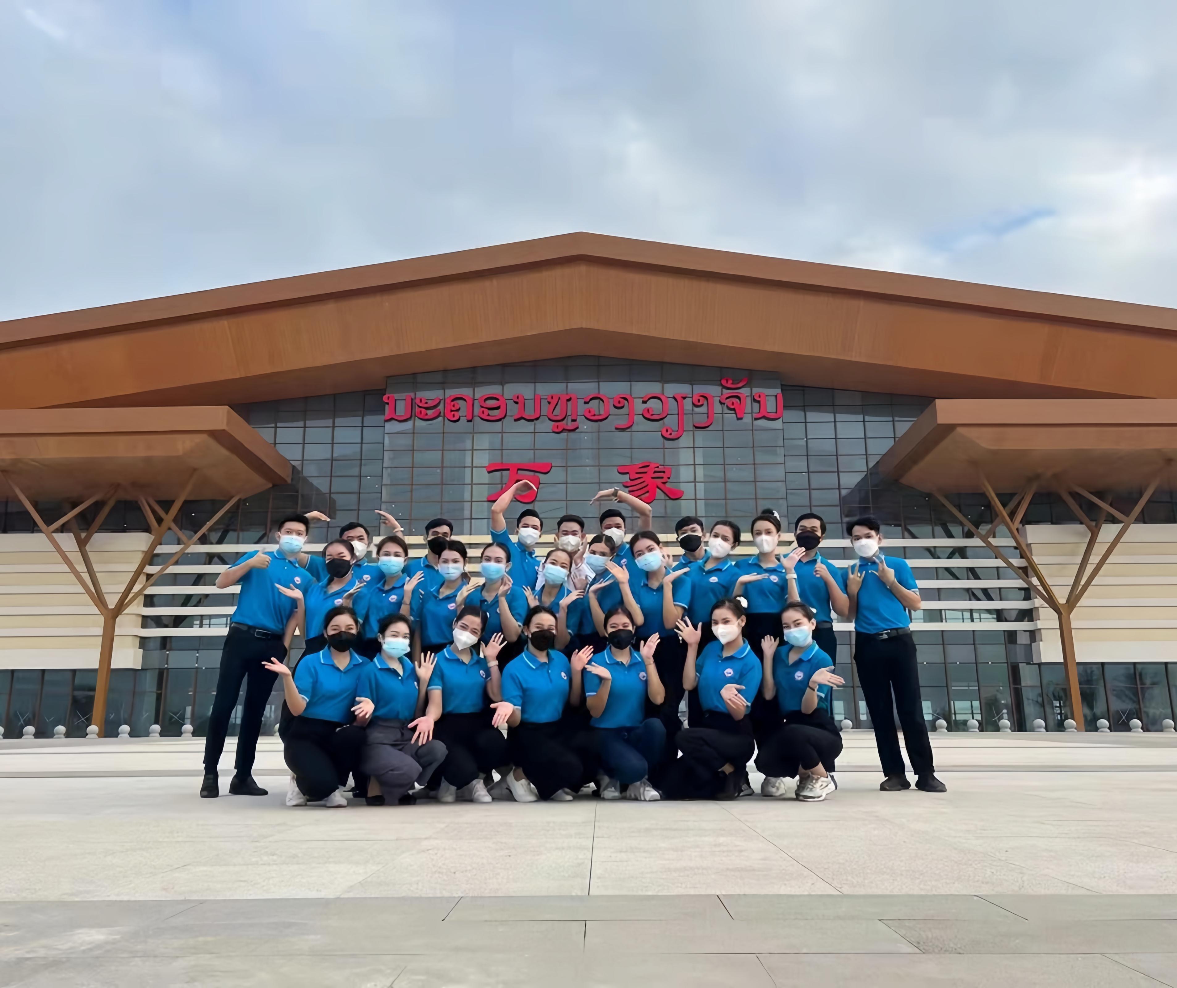 學生上崗前在老撾萬象高鐵站前合影（其中5人為貴陽職業(yè)技術(shù)學院培訓(xùn)班學生）。 貴陽職業(yè)技術(shù)學院供圖