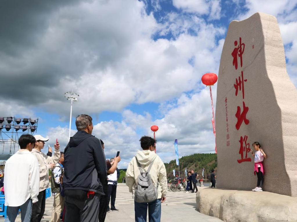 游客在漠河市地標(biāo)前打卡。新華社記者 徐凱鑫攝