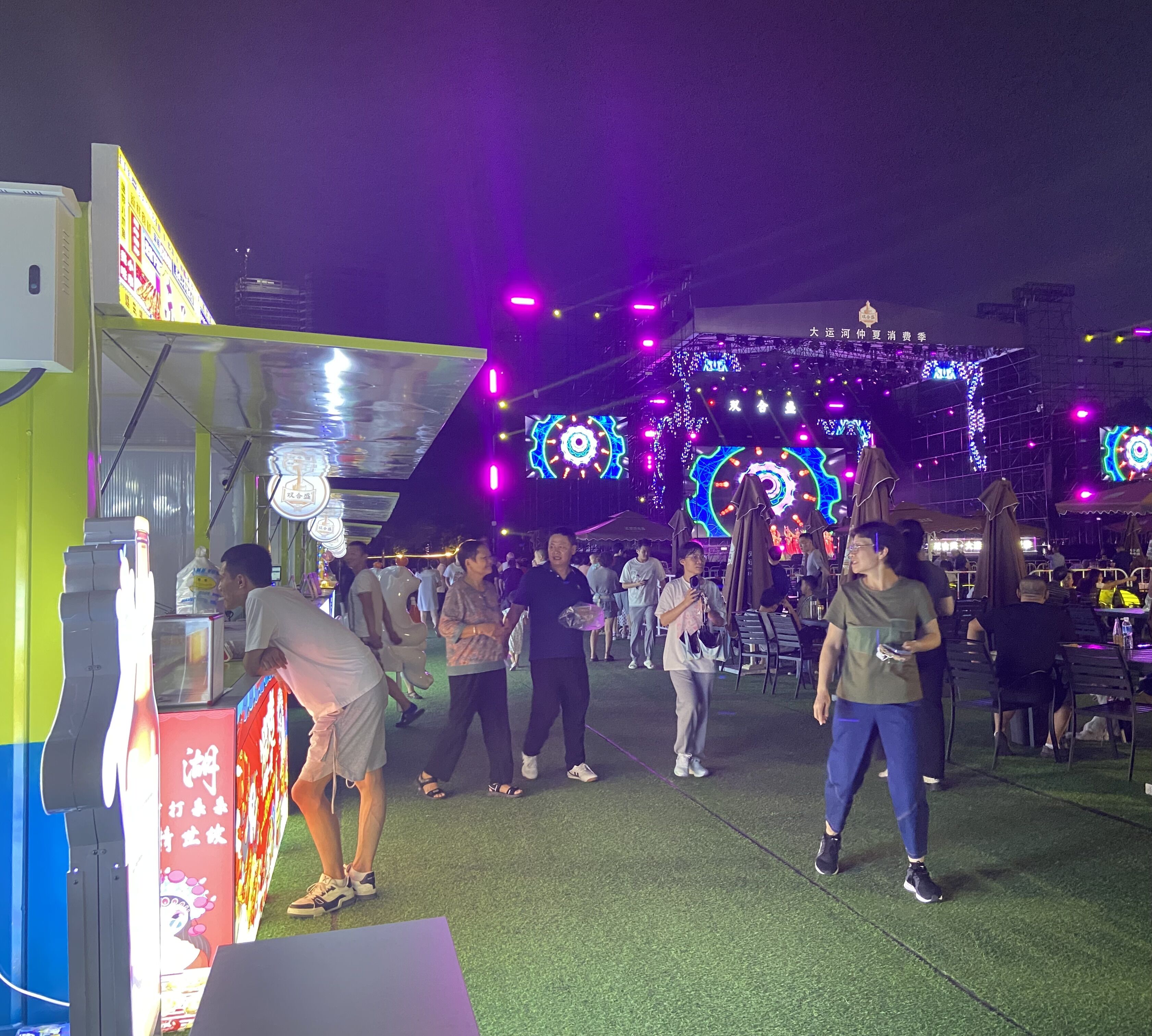 8月16日，游客在大運(yùn)河仲夏消費(fèi)季現(xiàn)場觀看演出、品嘗美食。人民網(wǎng) 馮春昉攝