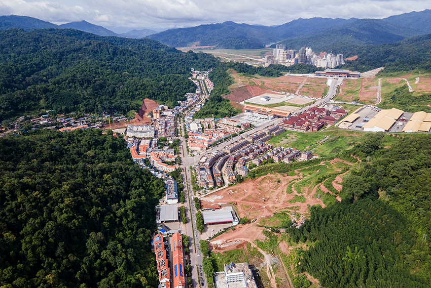 磨憨口岸俯瞰，右前方高層白色建筑群為老撾境內(nèi)。人民網(wǎng)記者 符皓攝