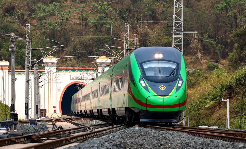 “復(fù)興號”動車組列車駛過友誼隧道。徐章位攝