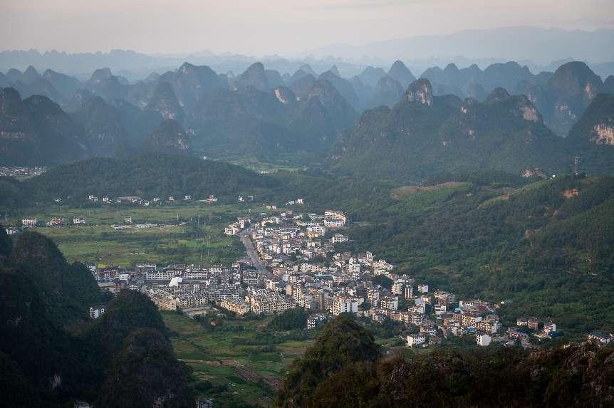 廣西層巒疊嶂，郁郁蔥蔥。 人民網(wǎng) 嚴立政攝