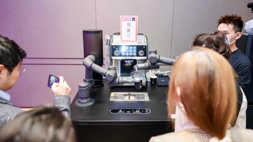 到場觀眾體驗如影智能咖啡大師。主辦方供圖